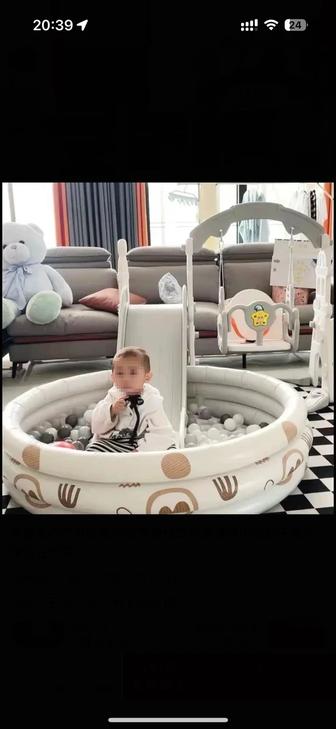 Детские качели с бассейном