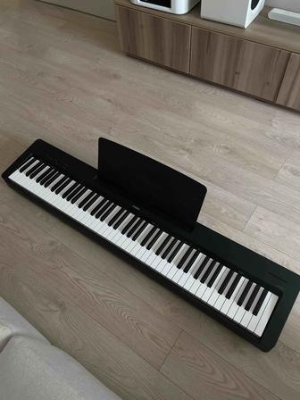 Цифровое пианино Yamaha P-145B со стойкой.