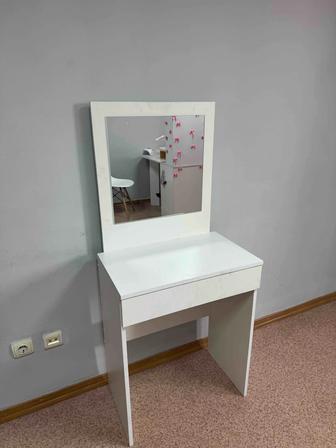 Продам туалетный столик