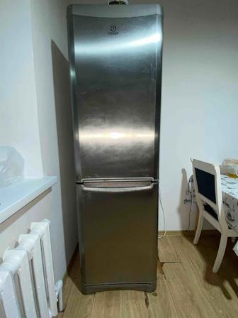 Продам холодильник indesit