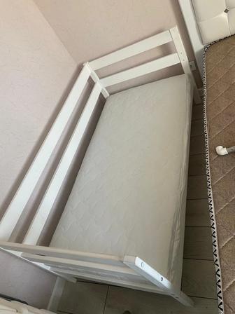 Белая детская кроватка/манеж в хорошем состоянии срочно