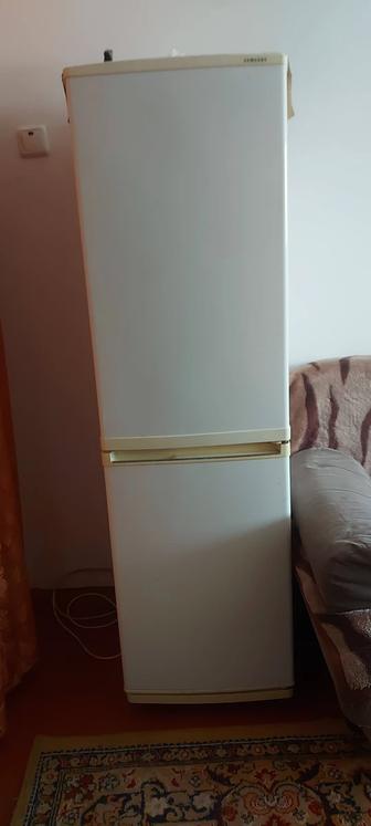 Холодильник Samsung