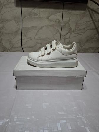 кроссовки белые