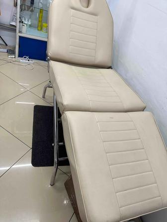 Продается витрина,кушетка