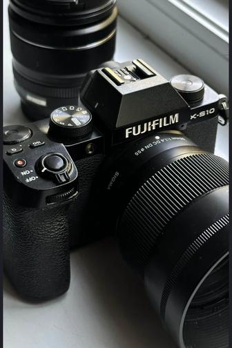 Камера Fujifilm X-S10 с двумя объективами