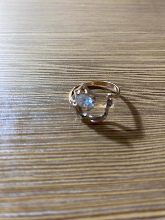 Кольцо золотое с муассанитом