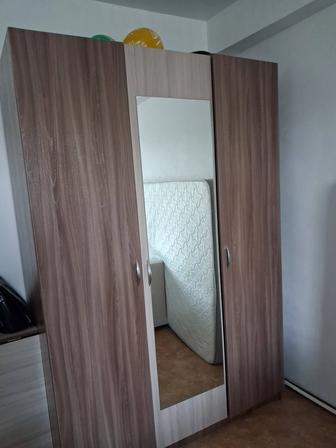 Срочно продам шкаф для одежды , комод и стол книжный