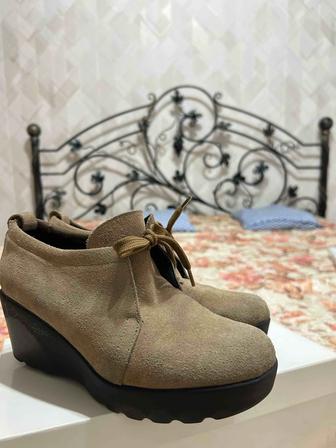 Закрытые ботинки или полуботинки на массивной танкетке