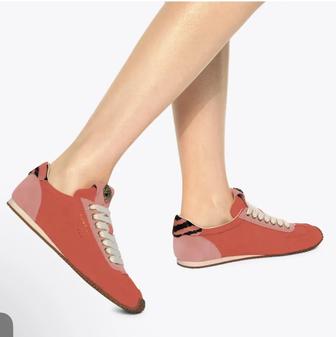 Кроссовки Kurt Geiger Islington изготовлены из розовой замши