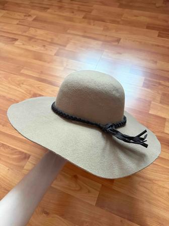 Элегантная шляпа с длинными полями