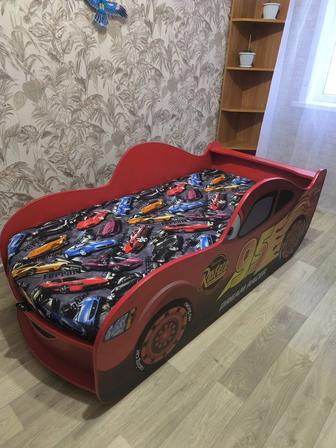 Детская кровать-машинка