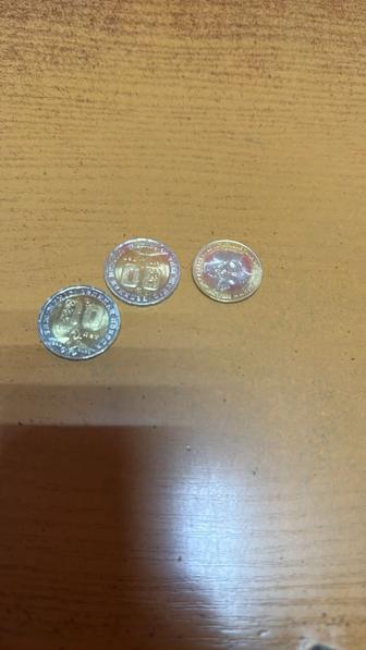 Продам монеты 200 тнг 80 лет великой победе и 100 тнг 30 лет Конституции