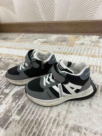 Ер баланың қыстық кроссовкасы сатылады