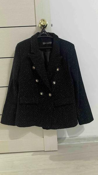 Женский черный пиджак одевала один раз размер 46/48