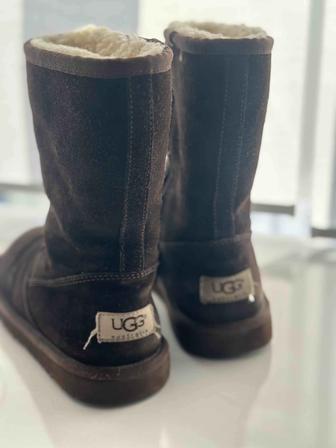 Детские зимние фирменные сапоги на натуральном меху UGG (оригинал). Раз 31