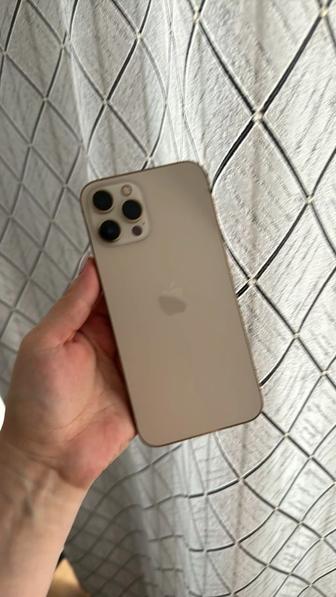 Продается iPhone 12 Pro Max, в золотистом цвете.