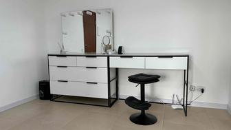 Продам комод с зеркалом и туалетный столик