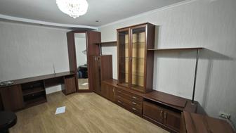 Продается стенка в гостиную. В комплекте шкаф, стол , тумба, сервант