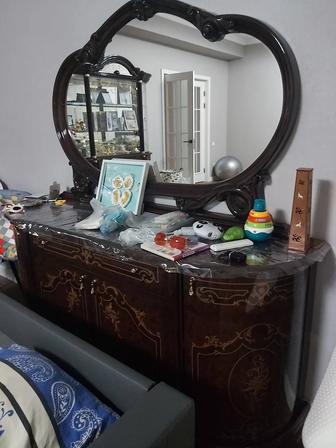 Комод с зеркалом