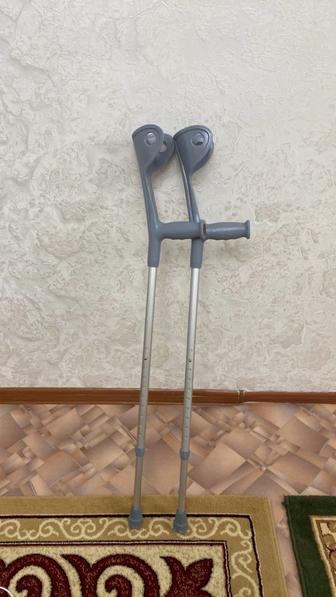 Продам Костыли с опорой под локоть