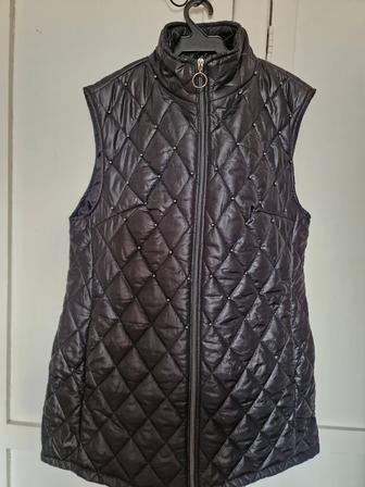 Ярко чёрная красивая, новая безрукавка на 48-50 р