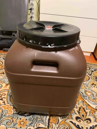 Фляга на 60 литров. Материал полиэтилен.