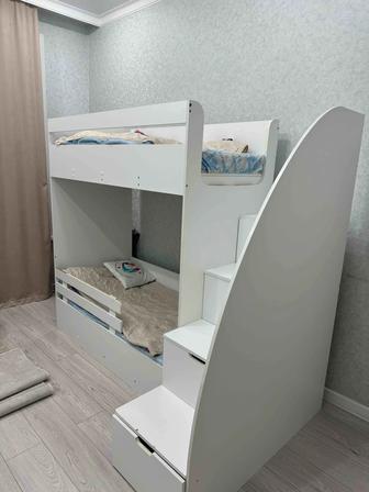 Продам двухъярусную кровать с матрасами