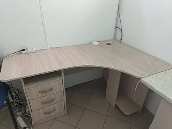 Компьютерный стол и тумбочка