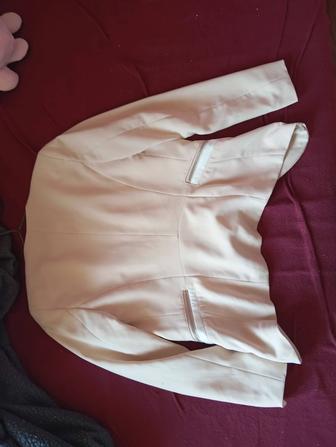 Бежевый пиджак