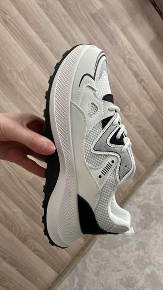 Продам кроссовки