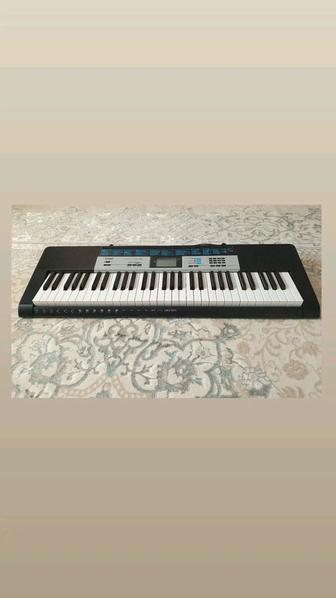 Синтезатор CASIO LK-136.