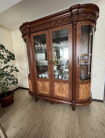 Стенка, стол со 10 шт стульями