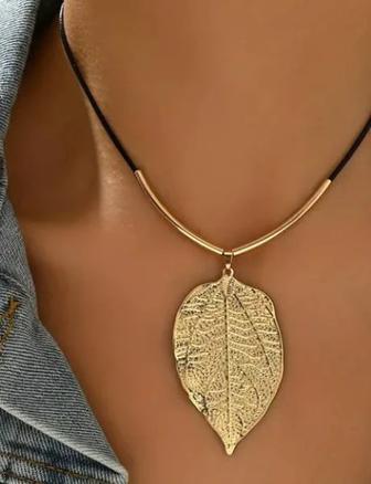 Продам ожерелье с золотым листом