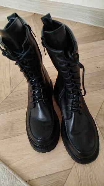 Два зимние обуви