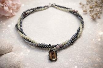 Колье с дымчатым кристаллом в природной нейтральной палитре