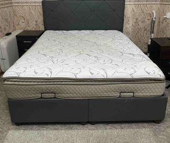 Двуспальная кровать с матрасом в отличном состоянии. Срочно, самовывоз.