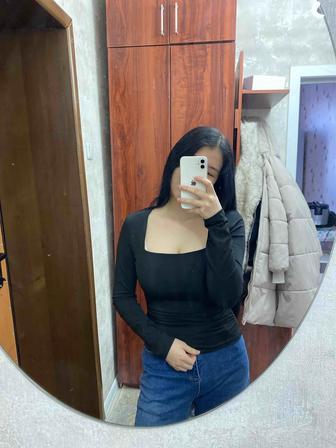 притальенная черная кофта