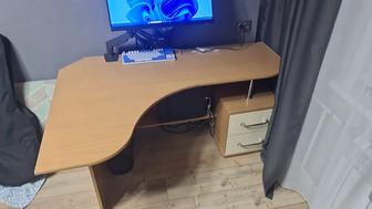 Продам стол угловой