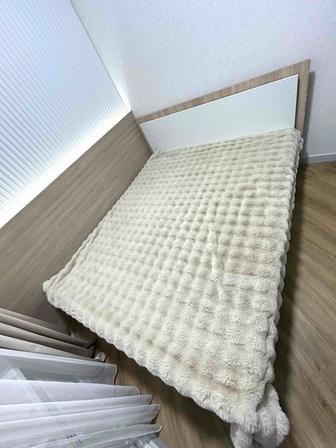 Кровать с матрасом и ящиками в отличном состоянии