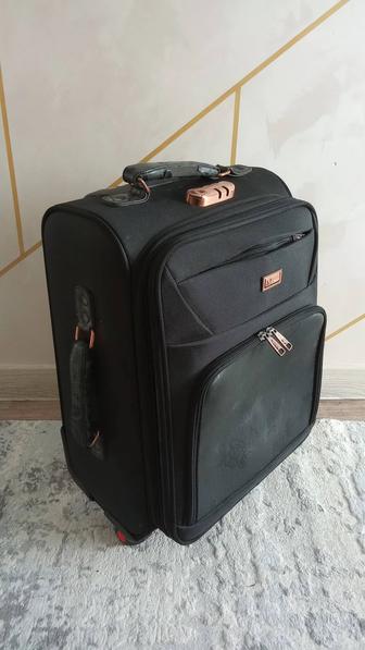 Продам чемодан на колесах