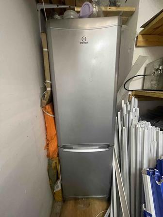 Холодильник Indesit серый