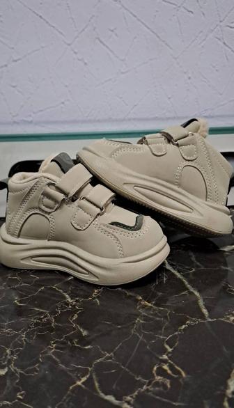 Продам детские ботинки