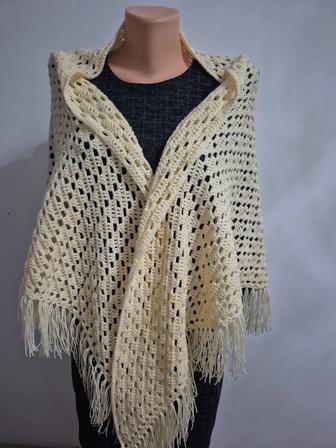 Вязанные шали крючком и на вязальной машине. Очень нежный.