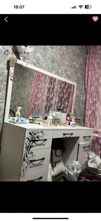 Комод с зеркалом