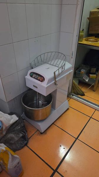 Распродажа мебели со столовой столы, холодильник, тестомес