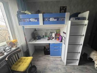 Кровать чердак с вместительным шкафом и стол с ящиками