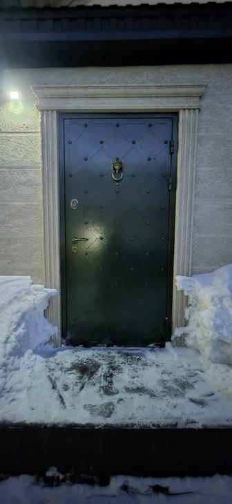 Входную дверь б/у железную продам.