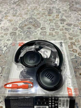 Продам новые наушники JBL