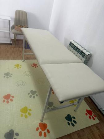 Кушетка и медицинская тележка