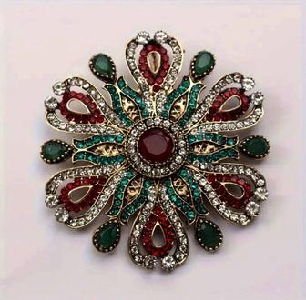 Яркая брошь 5.5см отличный подарок.